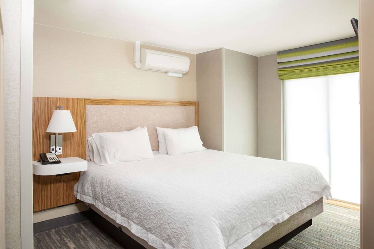 Premium bedding, desk, iron/ironing board, free cribs/infant beds