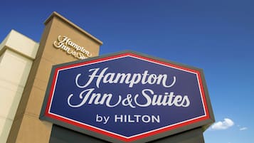 Schild für Hampton Inn & Suites by Hilton.