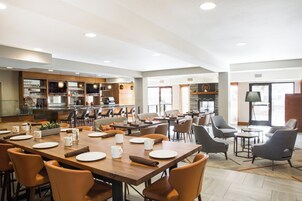 Phục vụ bữa sáng và bữa tối, món ăn kiểu Mỹ 