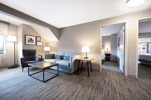 Suite, 1 très grand lit | Aire de séjour | Téléviseur ACL de 55 po avec télévision numérique, téléviseur, Netflix