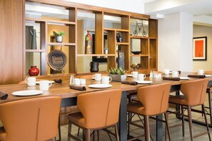 Petit déjeuner et dîner servis sur place, spécialités Cuisine américaine