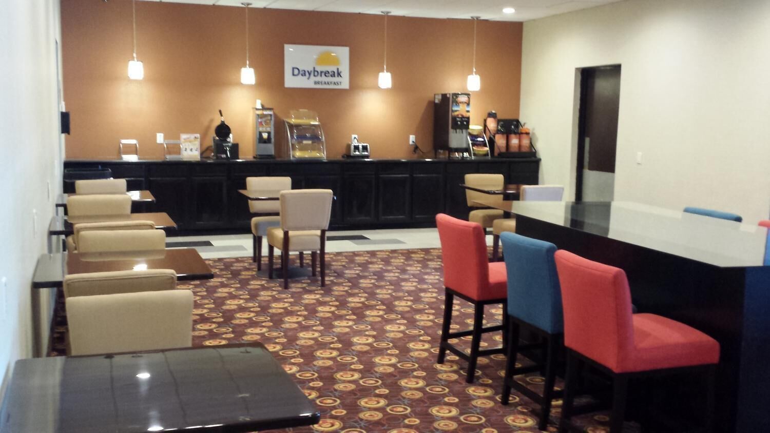 Un espace pour le petit-déjeuner Daybreak, avec des sièges et un bar à café.