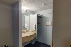 Combined shower/bathtub, hair dryer, towels