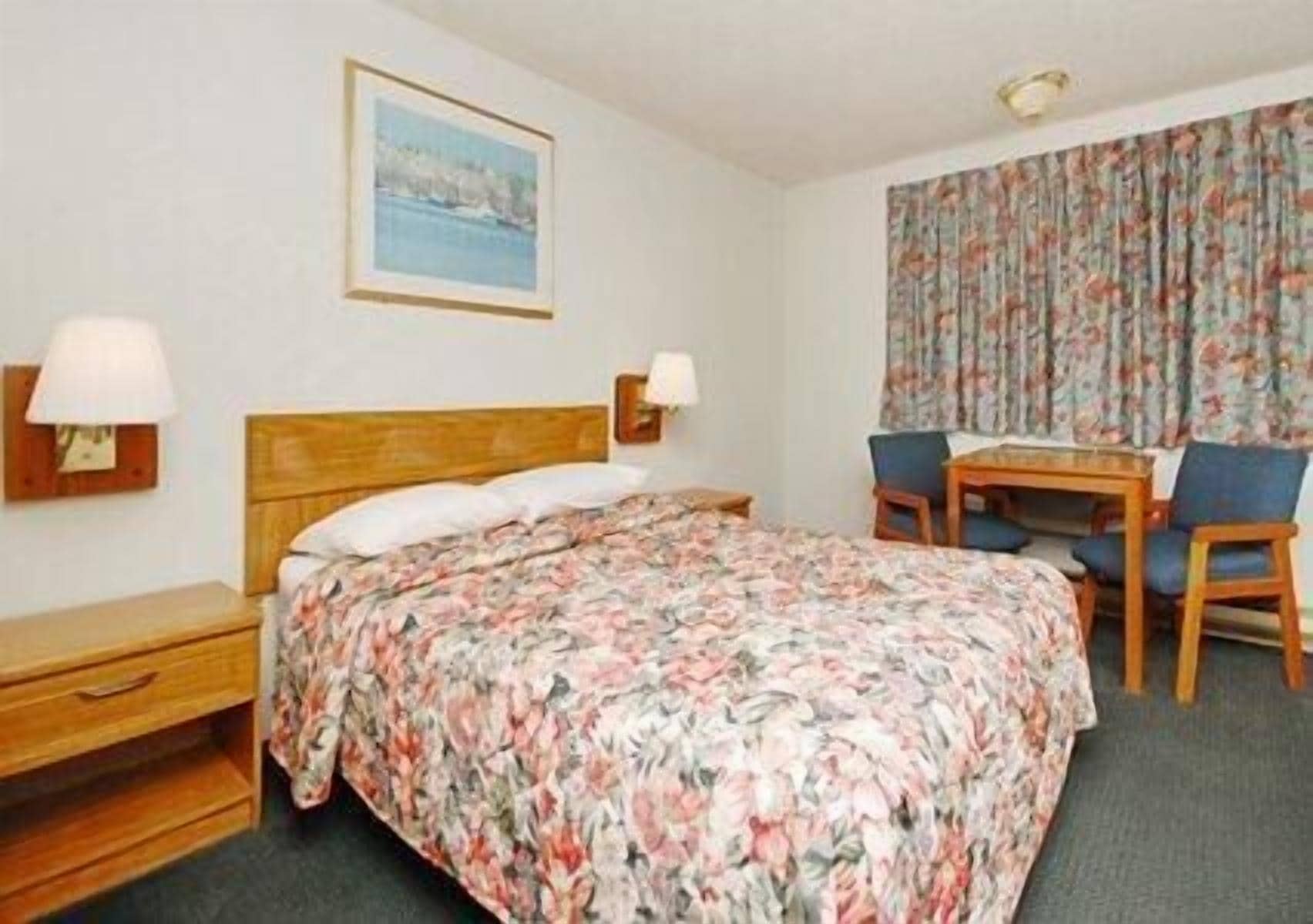 desk, rollaway beds, free wifi, bed sheets