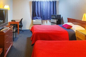 Desk, rollaway beds, free WiFi, bed sheets - Rodeway Inn Seattle Airport (SeaTac)