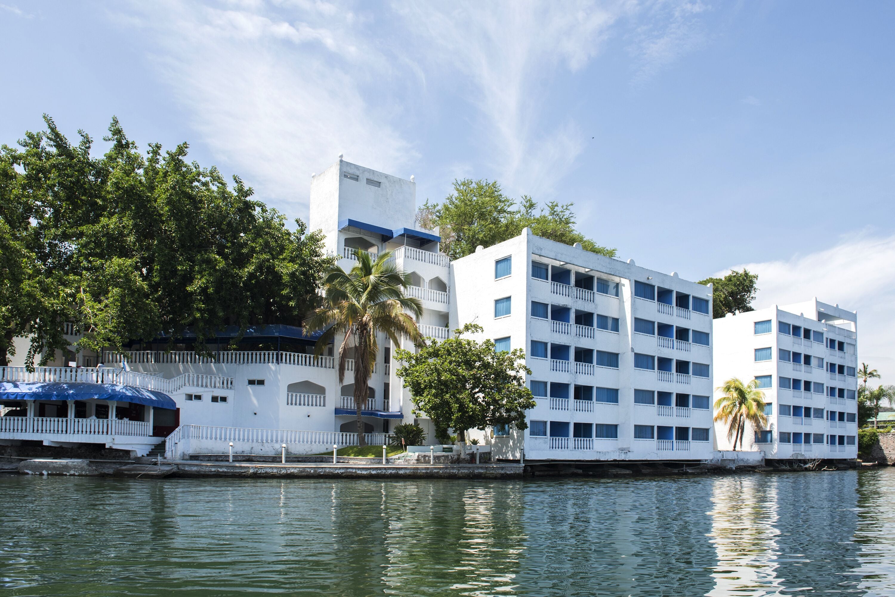 Vista frontal de la propiedad