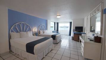 Suite, 2 camas matrimoniales, vista al lago | 1 habitación, minibar, caja de seguridad en la habitación y cunas