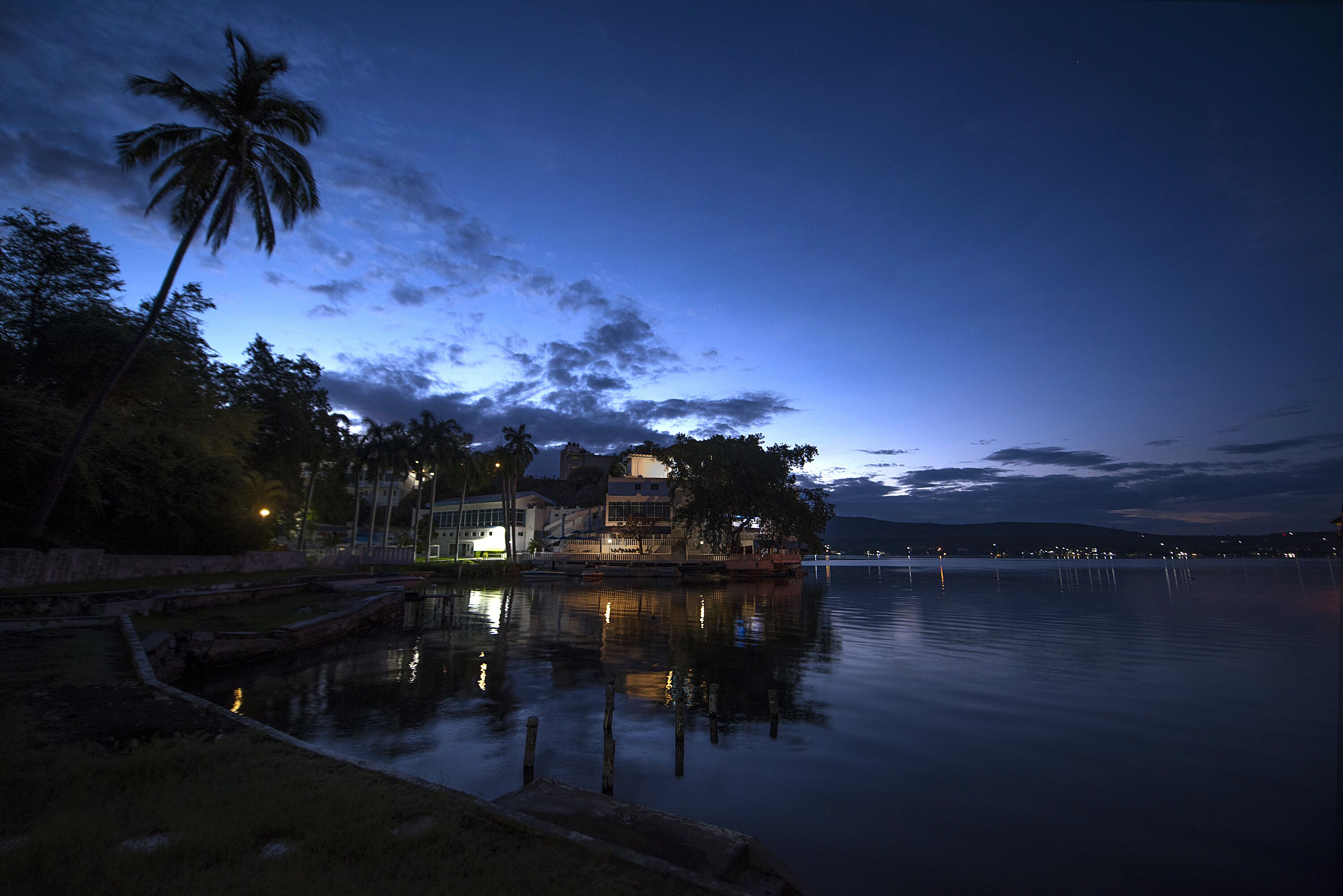 Fachada da propriedade à noite