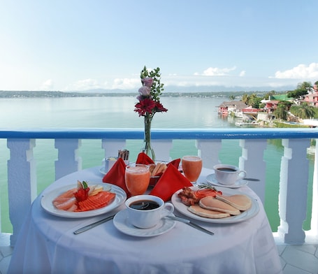 Desayuno a la carta todos los días (con cargo)