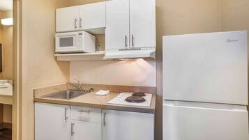 Studio, 2 yhden hengen sänkyä, tupakointi kielletty | Yksityinen keittiö | Täysikokoinen jääkaappi, mikroaaltouuni, liesi, kahvin-/teenkeitin