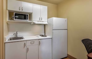 Studio, 1 grand lit, non-fumeurs | Cuisine privée | Grand réfrigérateur, micro-ondes, plaque de cuisson
