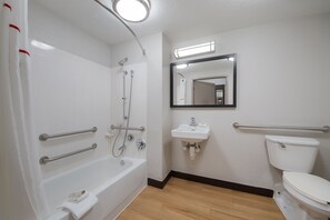 Habitación superior, 1 cama King size, con acceso para personas discapacitadas, para no fumadores | Baño | Tina con regadera, amenidades de baño gratuitas, toallas, jabón