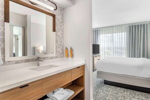 Combined shower/bathtub, free toiletries, hair dryer, towels