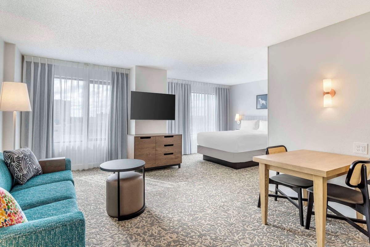 1 bedroom, hypo-allergenic bedding, desk, laptop workspace