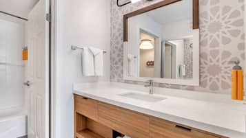 Ducha y bañera combinadas y artículos de higiene personal gratuitos