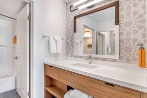 Combined shower/tub, free toiletries, hair dryer, towels