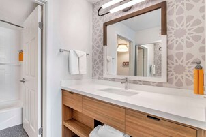 Bañera con ducha, artículos de tocador gratuitos, secador de pelo