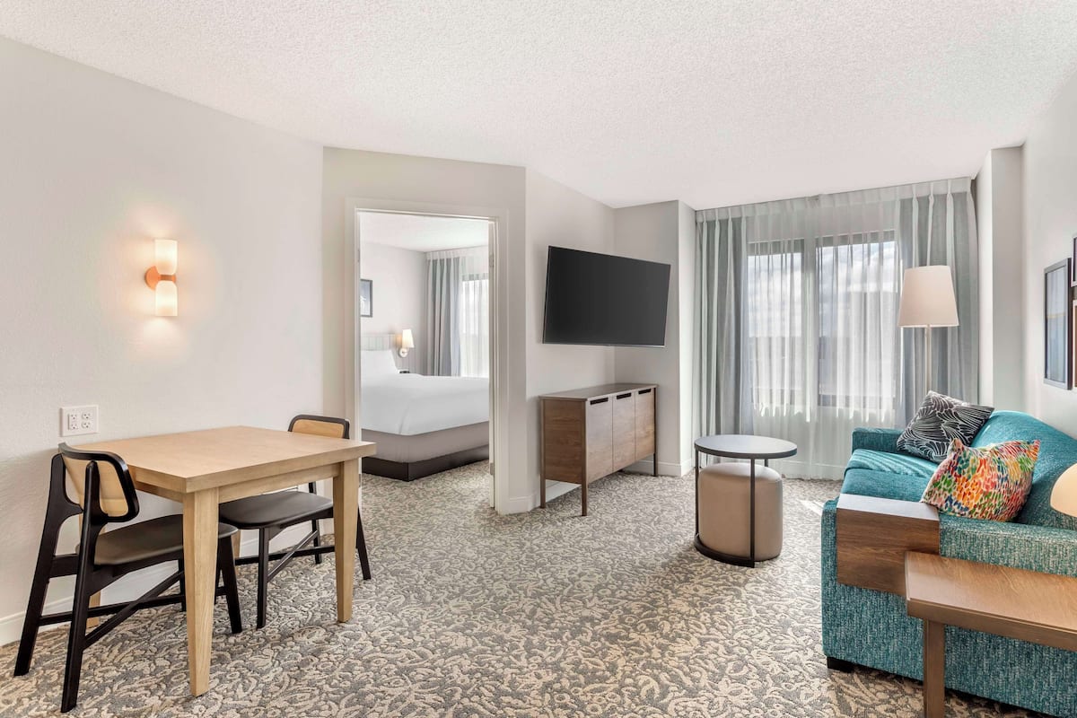 1 bedroom, hypo-allergenic bedding, desk, laptop workspace