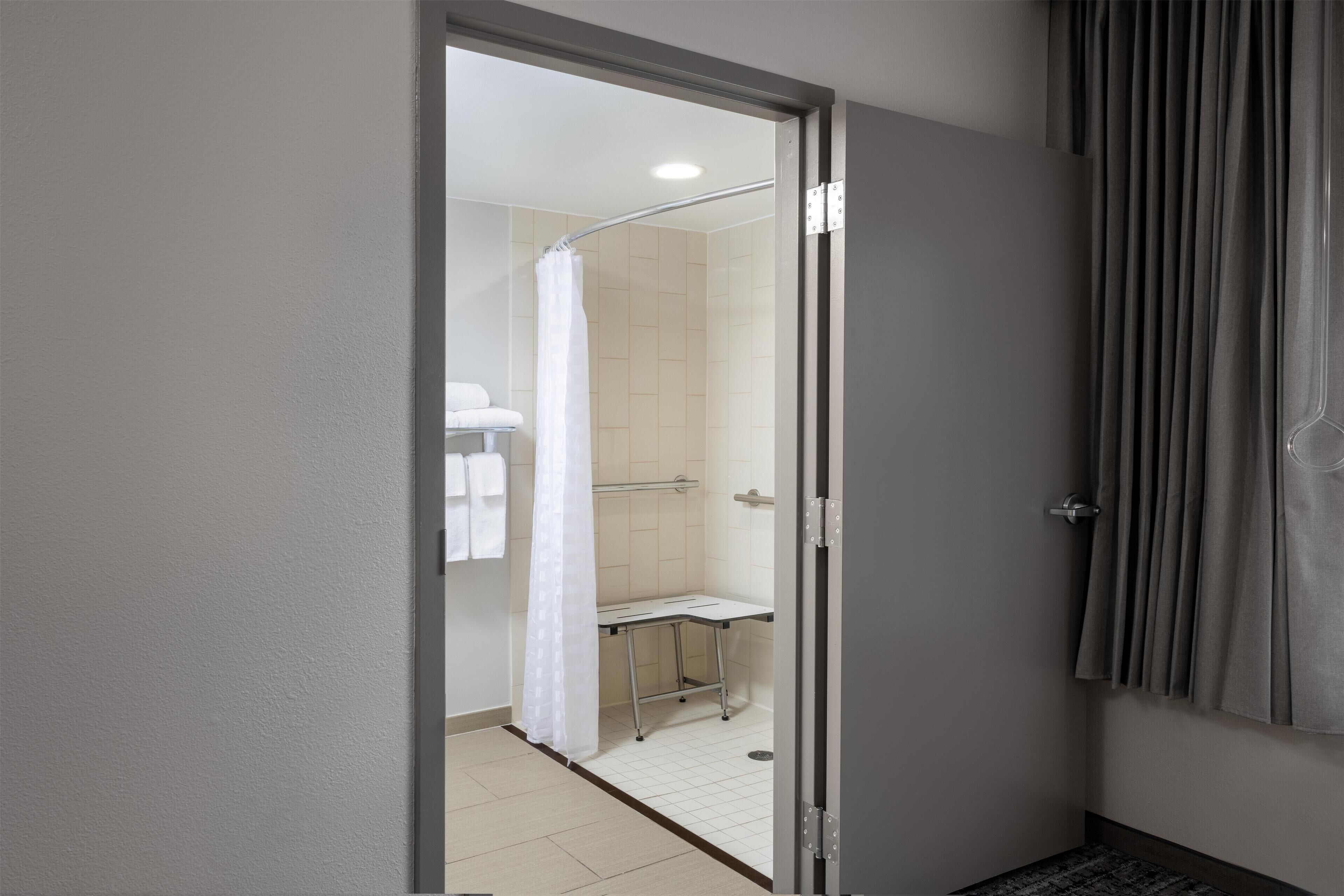 Room, Accessible | Bathroom | Combined shower/tub, designer toiletries, hair dryer, towels
