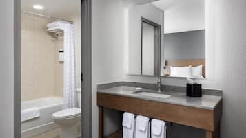 Camera Standard, 1 letto king, accessibile ai disabili, vasca da bagno | Bagno | Combinazione doccia/vasca, set di cortesia firmato, asciugacapelli