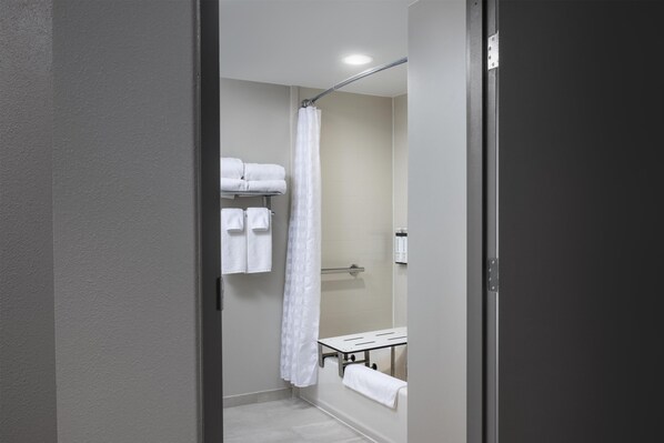 Room, Multiple Beds, Bathtub | Bathroom | Combined shower/tub, designer toiletries, hair dryer, towels - Hyatt Place San Antonio - Riverwalk (San Antonio)