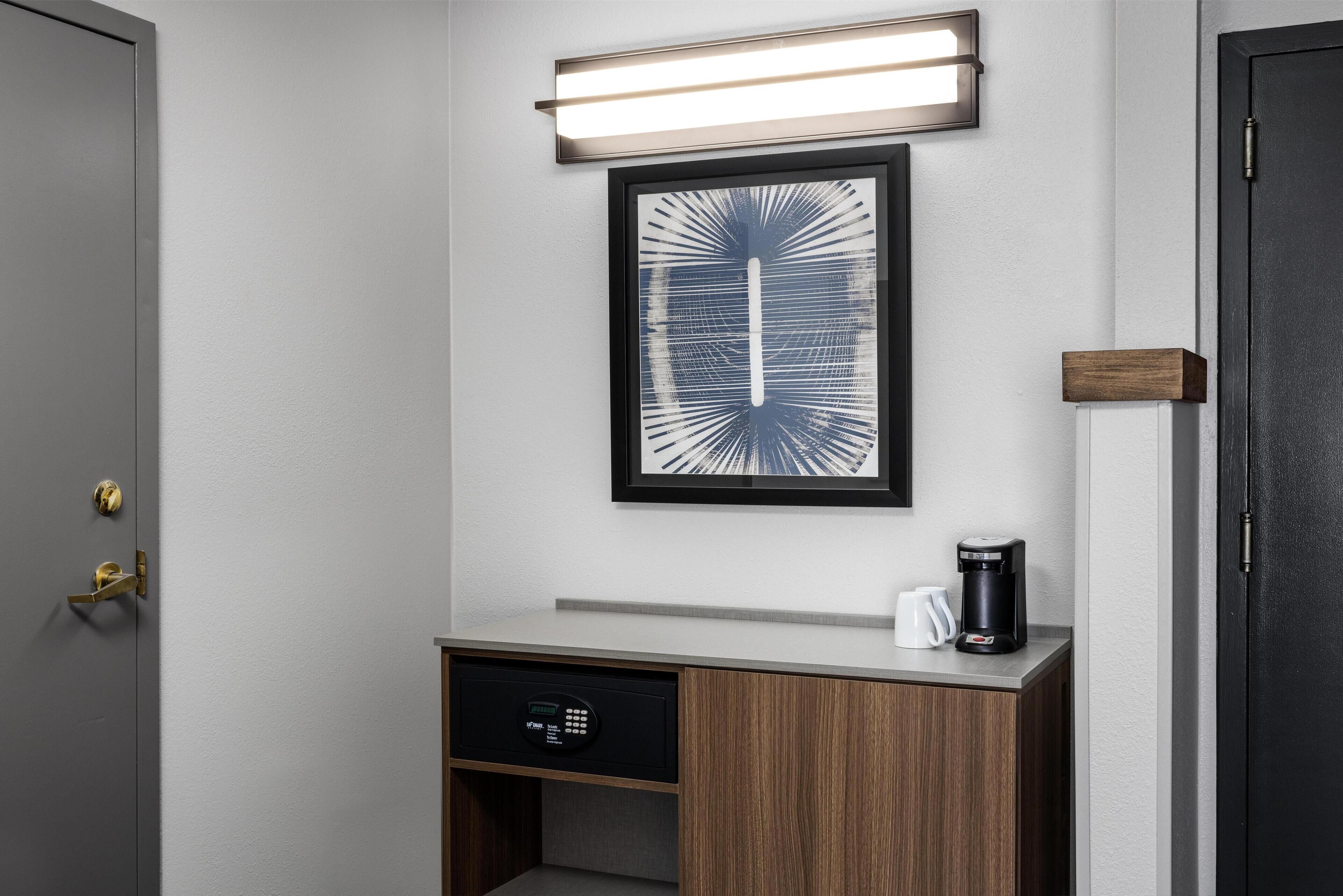 Chambre, 1 très grand lit et 1 canapé-lit, vue fleuve (High Floor) | Literie de qualité supérieure, coffres-forts dans les chambres, bureau