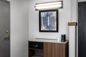 客房, 1 张特大床和 1 张沙发床, 河景 (High Floor) | 高档床上用品、客房内保险箱、办公桌、笔记本电脑工作区