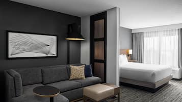 Kamer, 1 kingsize bed met slaapbank, op de hoek (High Floor, Shower) | Luxe beddengoed, een kluis op de kamer, een bureau, een laptopwerkplek