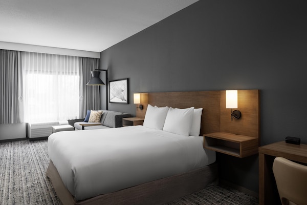 Premium bedding, in-room safe, desk, laptop workspace