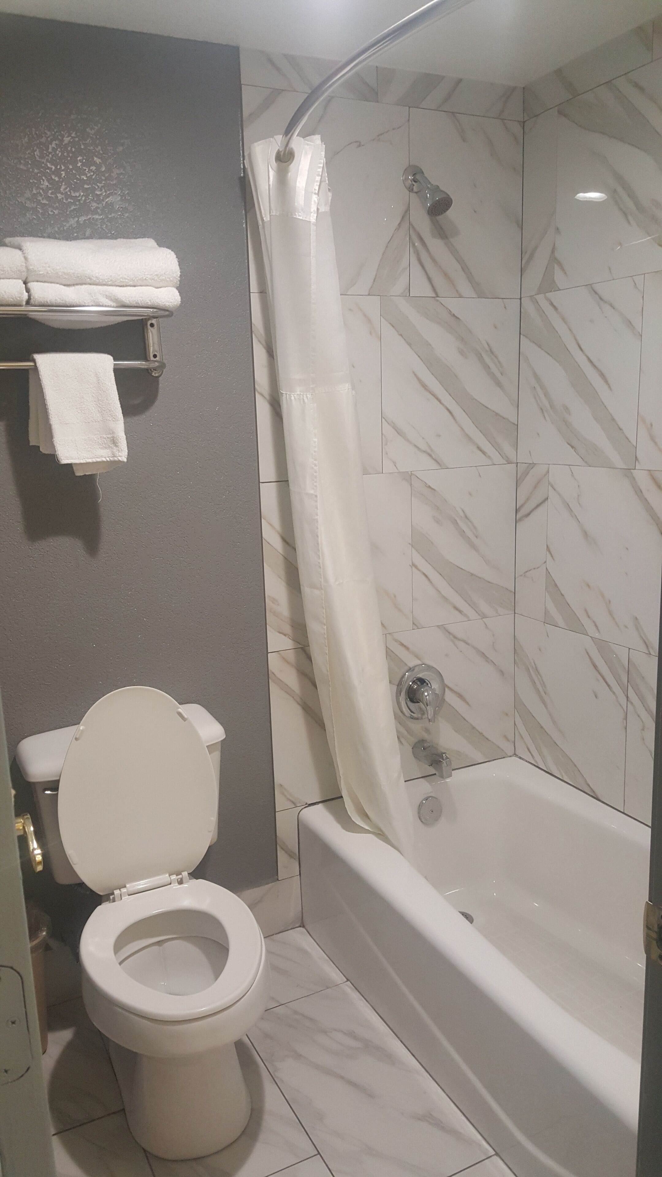 Chambre, 1 très grand lit, non-fumeurs | Salle de bain | Baignoire et douche séparées, articles de toilette gratuits