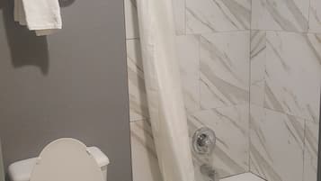 Chambre, 1 très grand lit, non-fumeurs | Salle de bain | Baignoire et douche séparées, articles de toilette gratuits