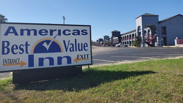 Schild für Americas Best Value Inn mit Pfeil zur Einfahrt.