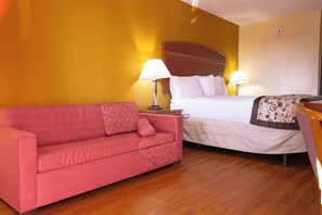 Room, 1 King Bed, Non Smoking | Living area