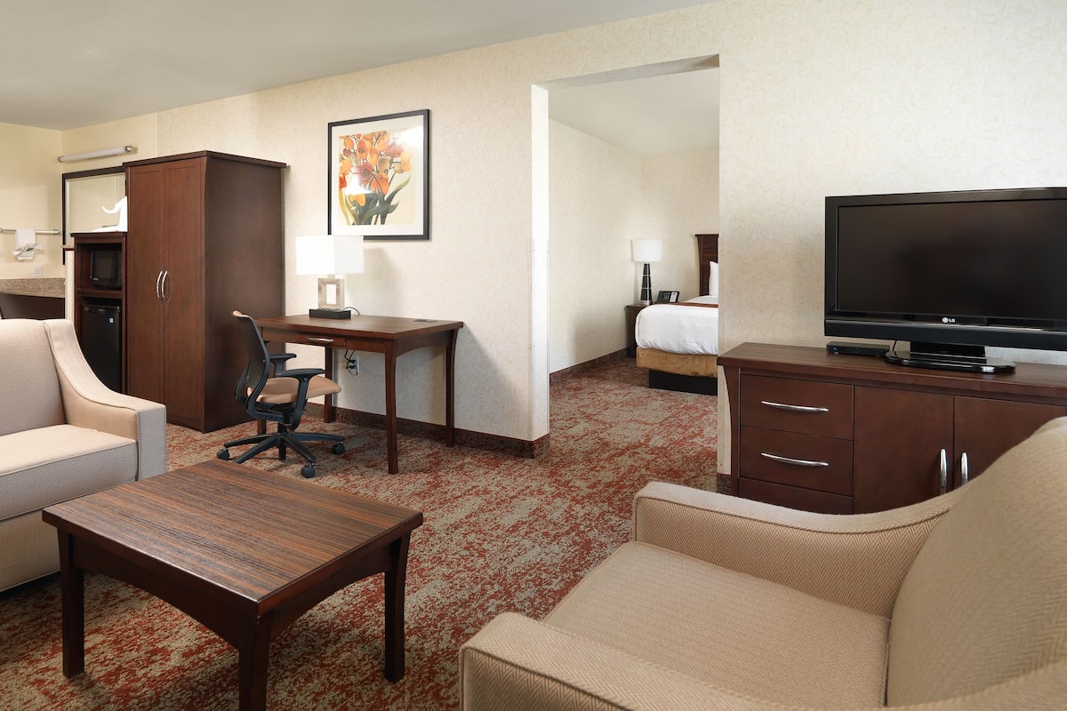 executive suite, 1 king bed, jetted tub, non smoking | 1 bedroom, premium bedding, in-room safe, desk