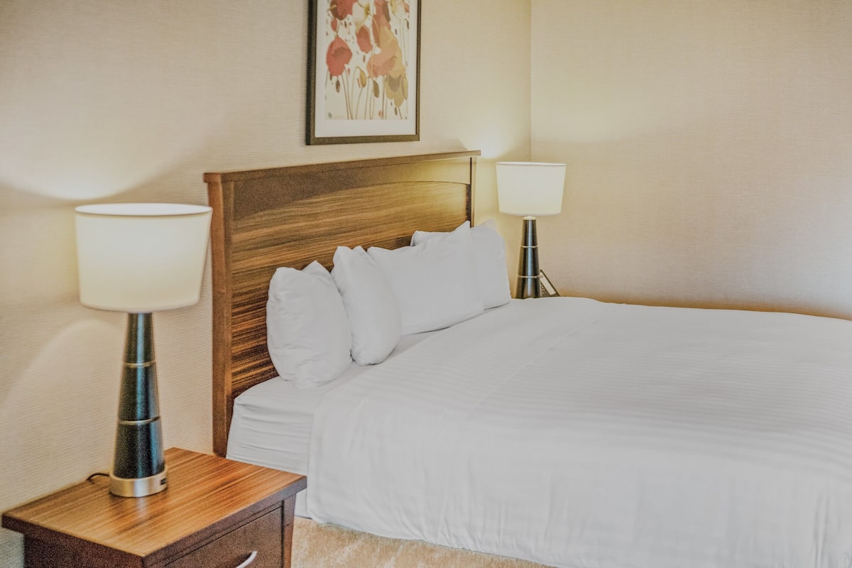 Sengetøy av topp kvalitet, safe på rommet og skrivebord