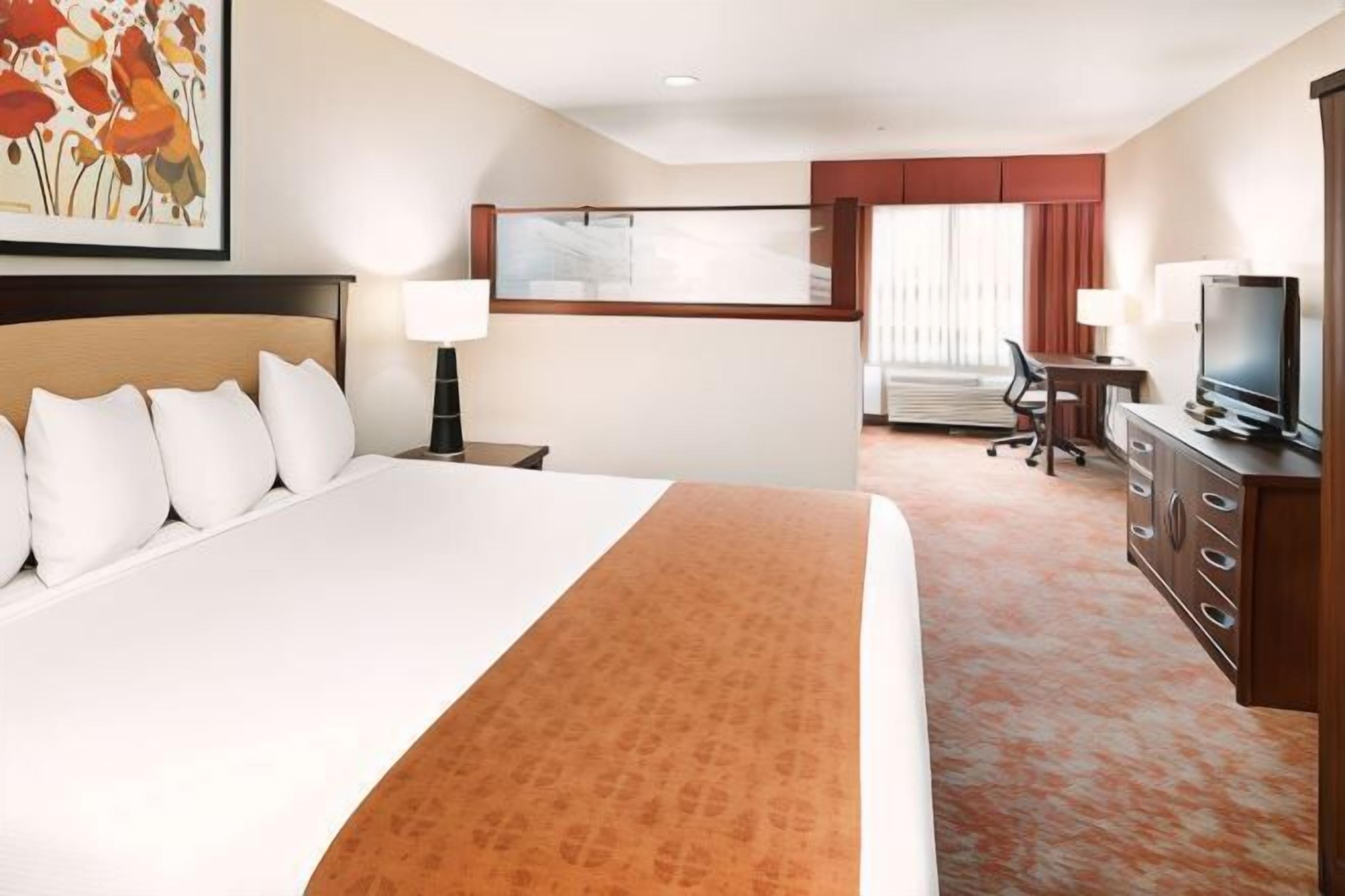 Premium bedding, in-room safe, desk, laptop workspace