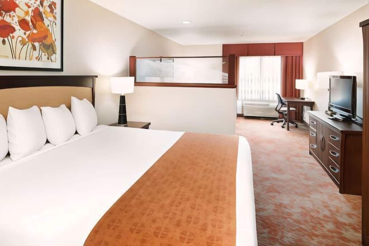 1 bedroom, premium bedding, in-room safe, desk