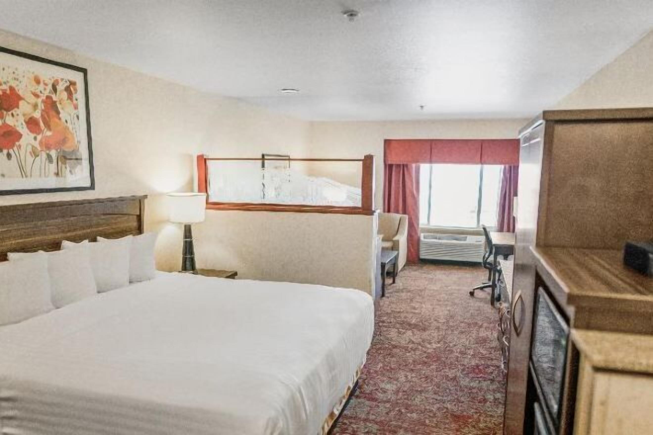 Premium bedding, in-room safe, desk, laptop workspace