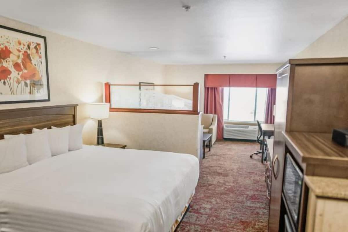 Sengetøy av topp kvalitet, safe på rommet og skrivebord