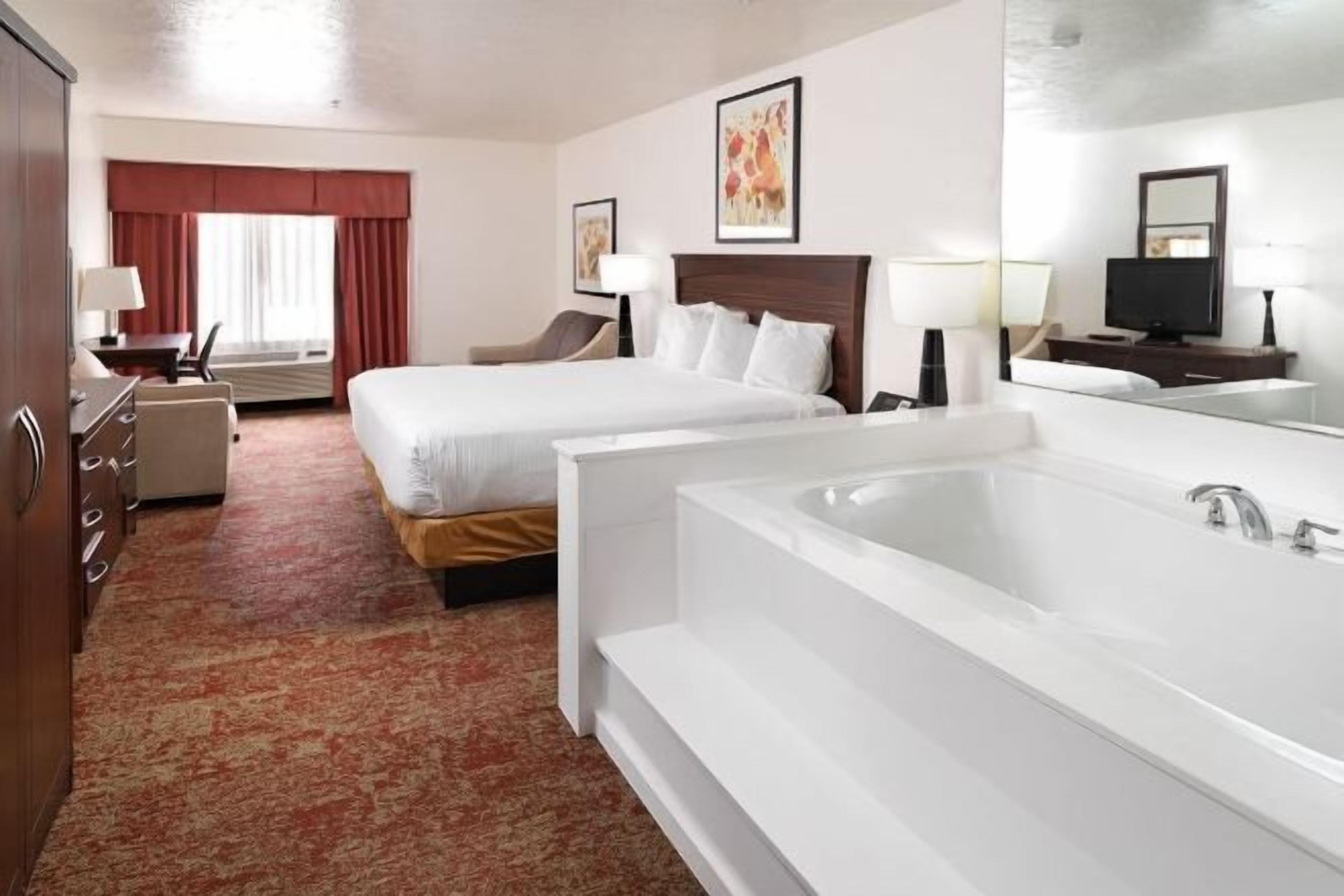 Premium bedding, in-room safe, desk, laptop workspace