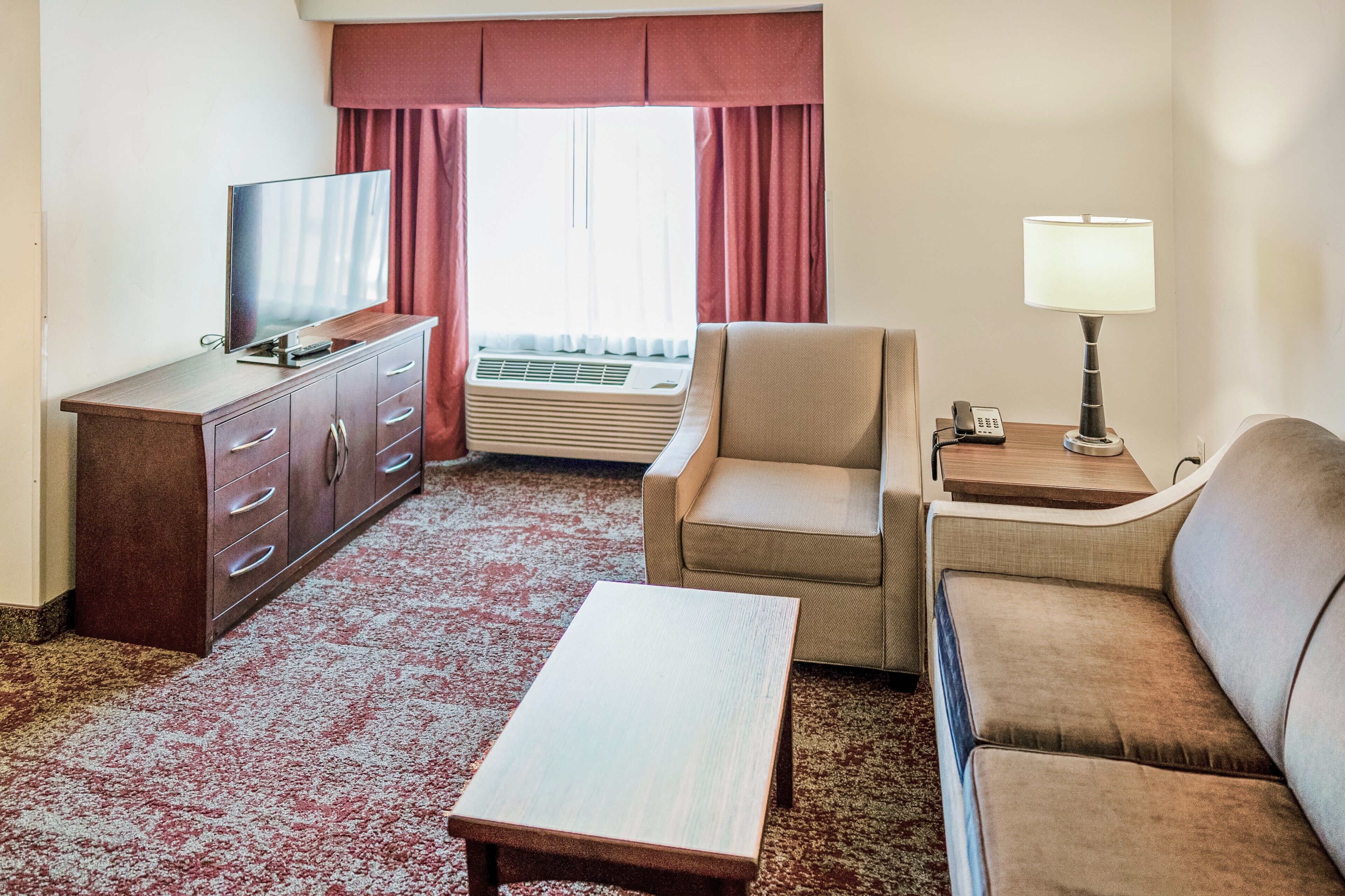 executive suite, 1 king bed, jetted tub, non smoking | 1 bedroom, premium bedding, in-room safe, desk