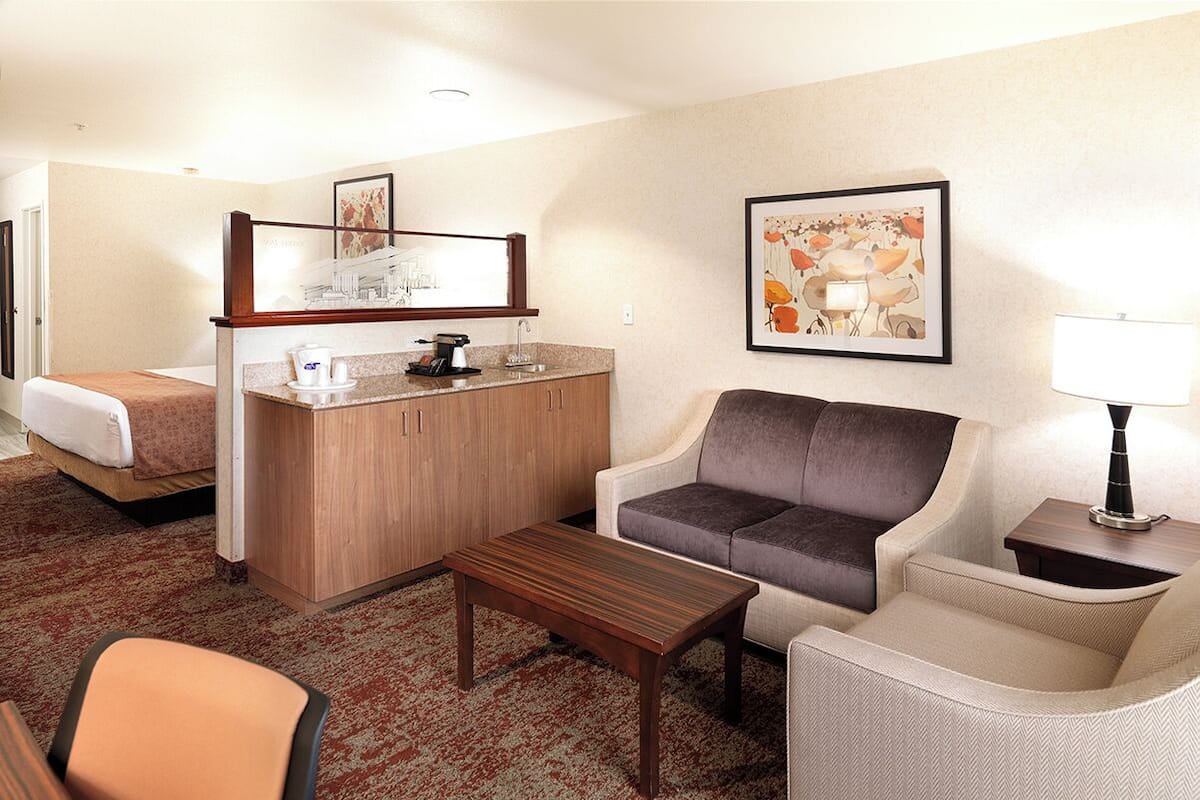 Sengetøy av topp kvalitet, safe på rommet og skrivebord