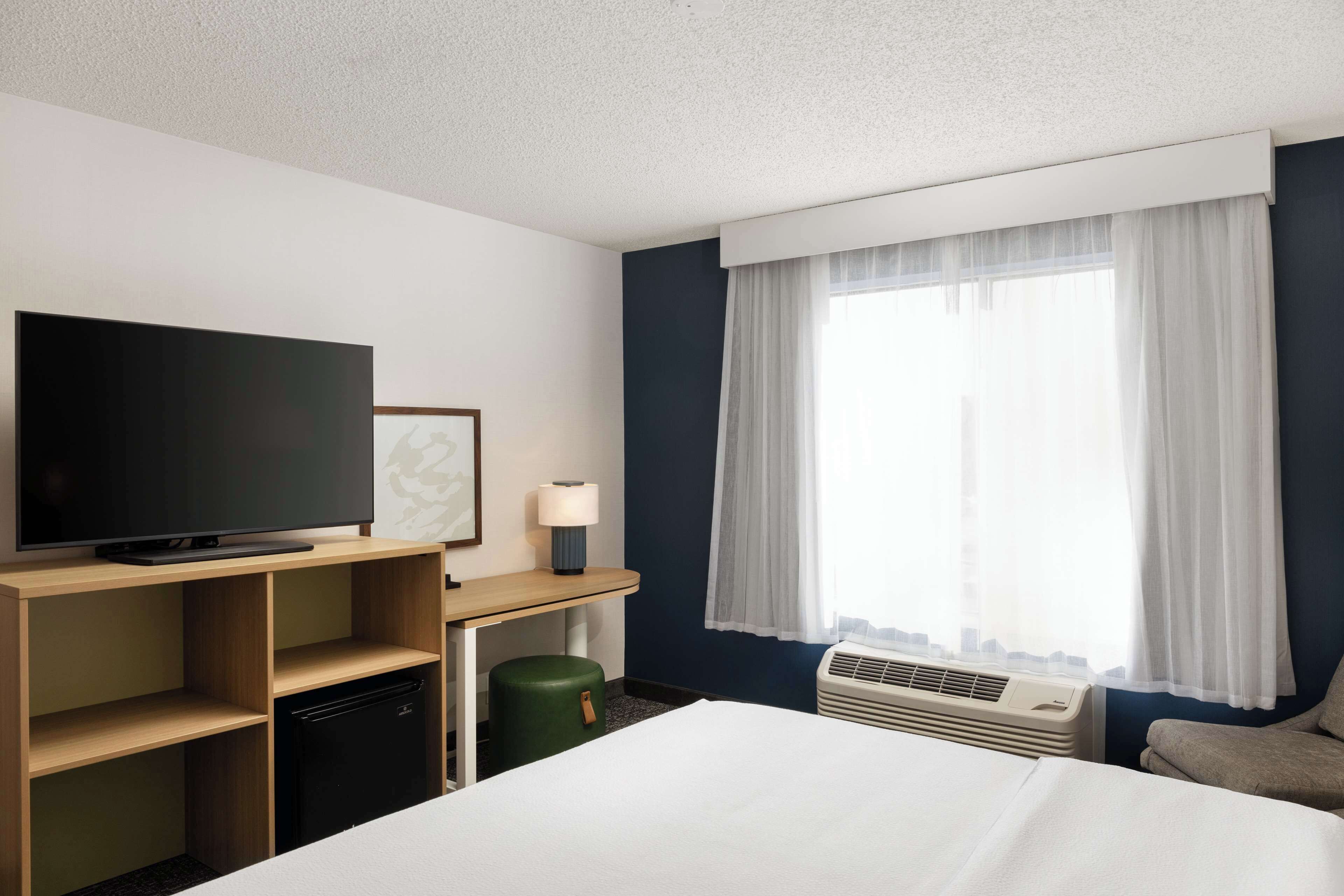 room, 1 king bed | premium bedding, desk, soundproofing, iron/ironing board