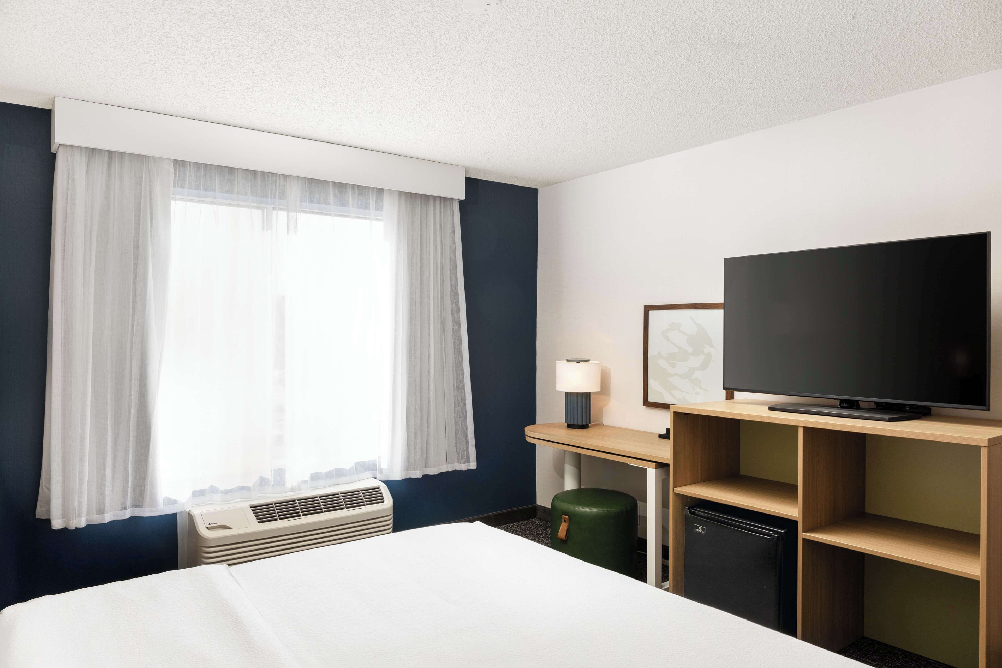 room, 1 king bed, accessible, bathtub (mobility) | premium bedding, desk, soundproofing, iron/ironing board