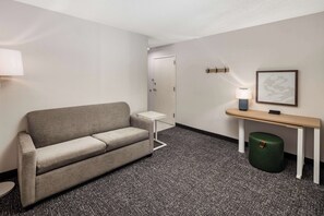 Estudio, 1 cama King size | Área de sala de estar | Televisión de pantalla plana, Netflix y películas con cargo 