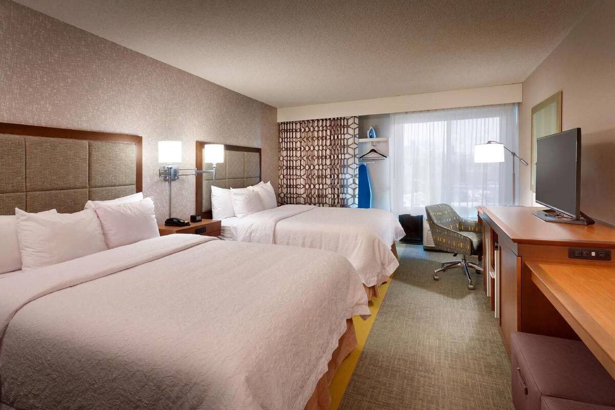 Premium bedding, desk, blackout curtains, free cots/infant beds