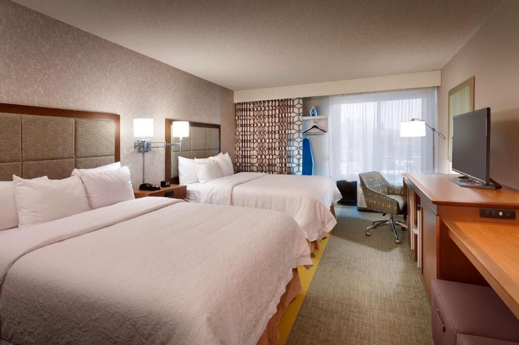 Premium bedding, desk, blackout curtains, free cots/infant beds