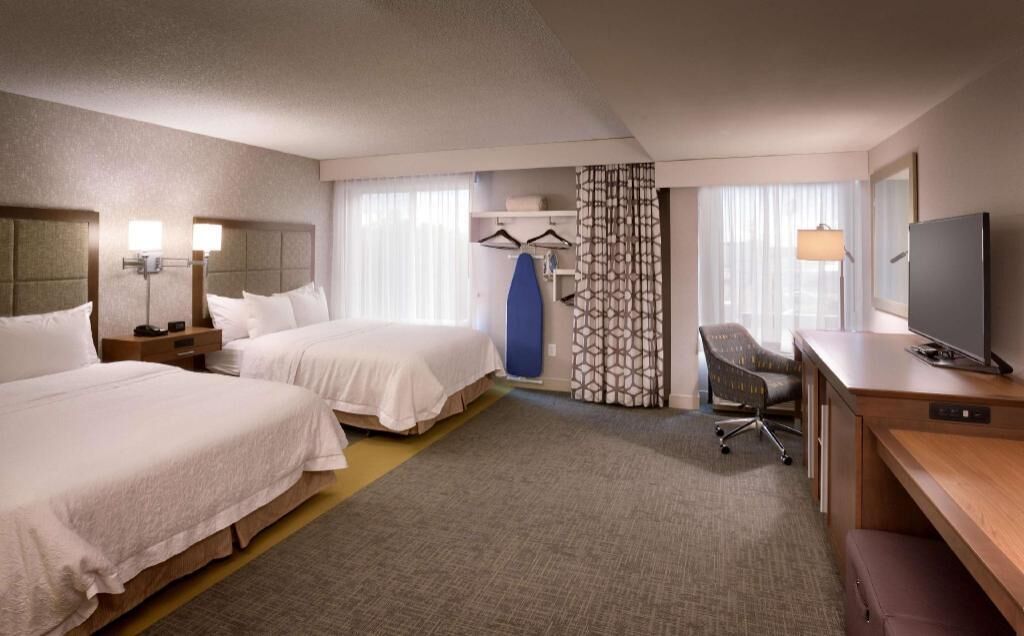 Premium bedding, desk, blackout curtains, free cots/infant beds