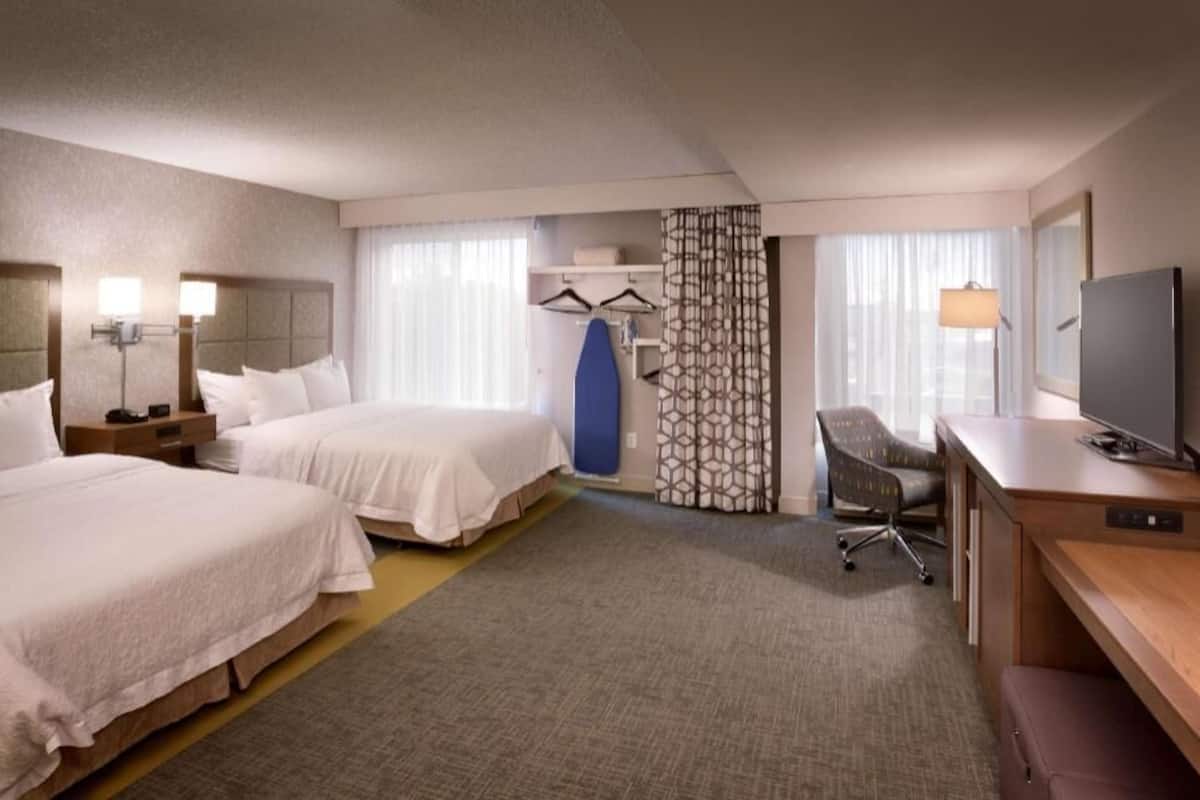 Premium bedding, desk, blackout curtains, free cots/infant beds