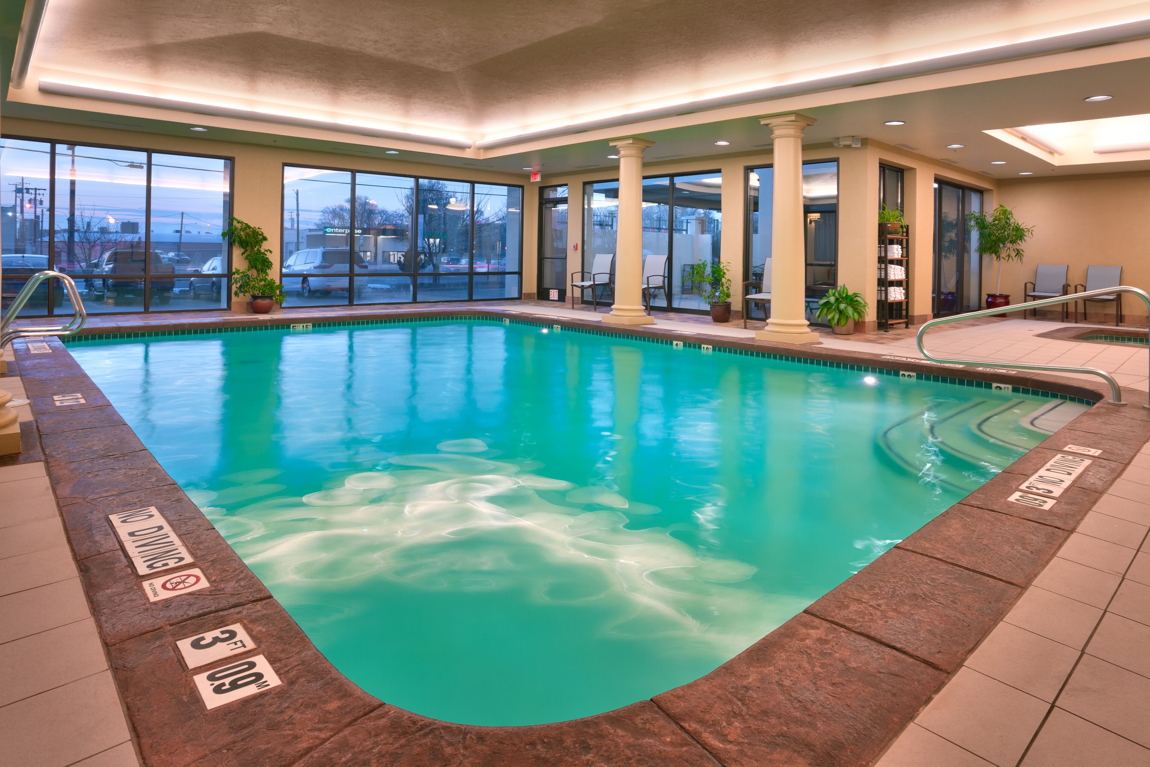 Piscine couverte, chaises longues